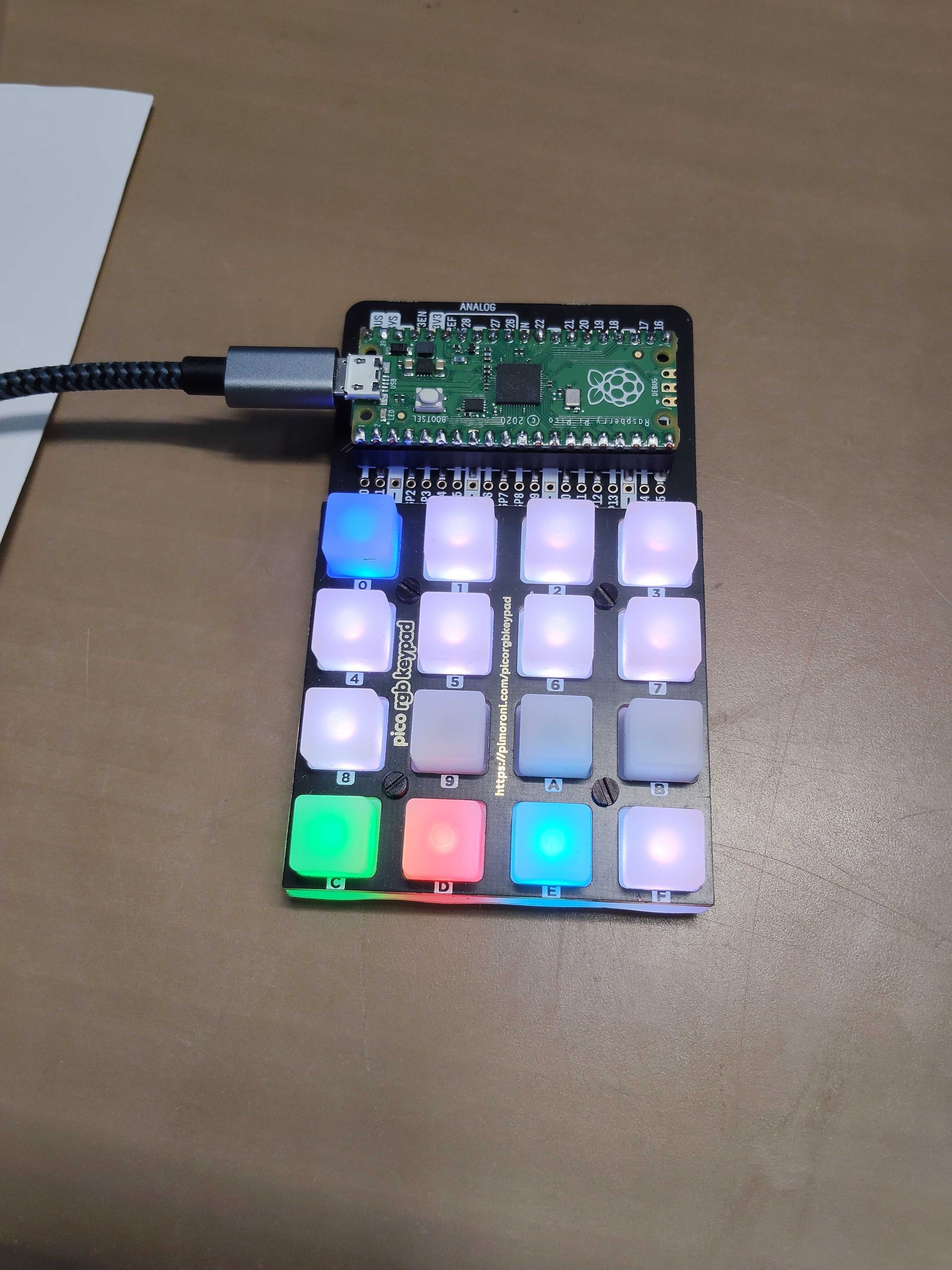 Raspberry Pi Picoを接続した、16個のキーが色とりどりに光るRGBキーパッド。