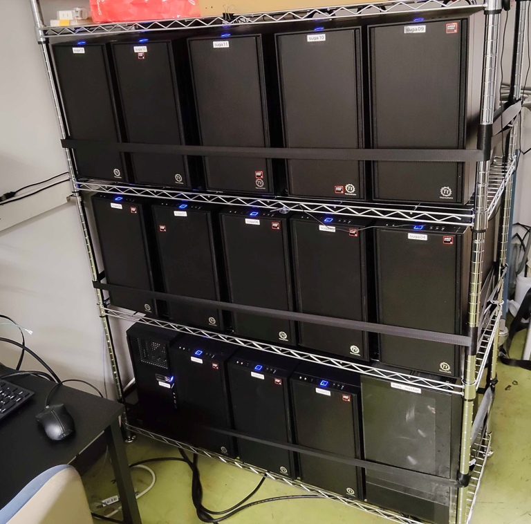 金属ラックに並ぶ、須賀が自作した研究用計算クラスターのPC群。